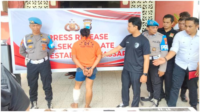 Ardi-pencuri-rumah-kosong-diamankan-di-Mapolsek-Tamalate-Makassar-Kamis-412024-siang.jpg