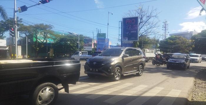 Arus-kendaraan-di-simpang-empat-Jl-Perintis-Kemerdekaan-Km-15-Baddoka.jpg