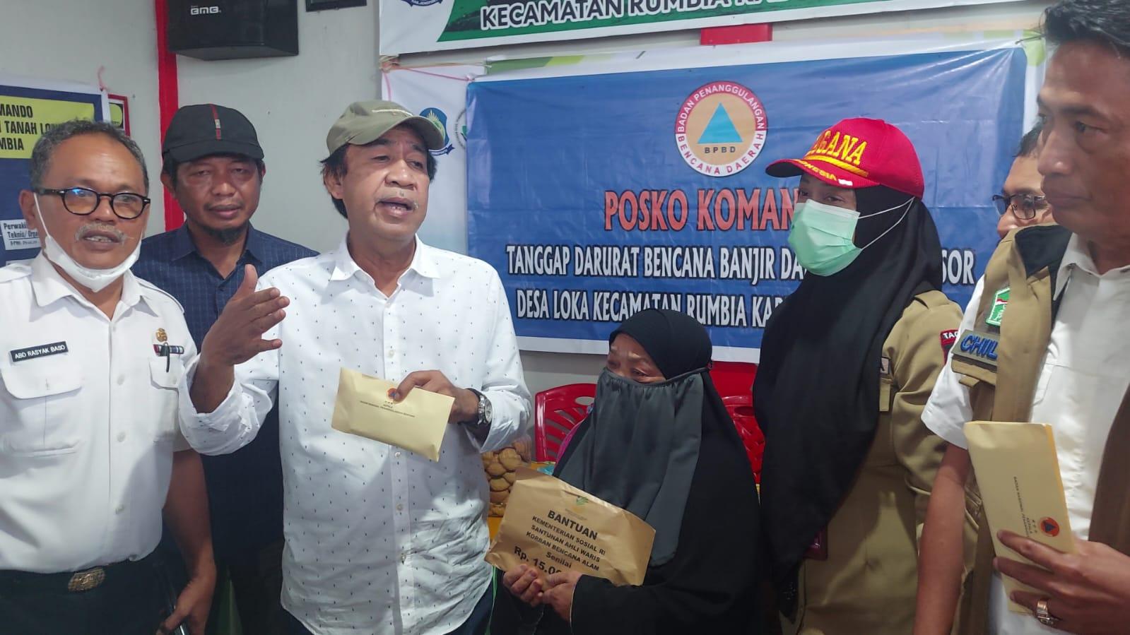 Ashabul-Kahfi-Djamal-bersama-BNPB-RI-menyerahkan-santunan-korban-longsor-Jeneponto.jpg