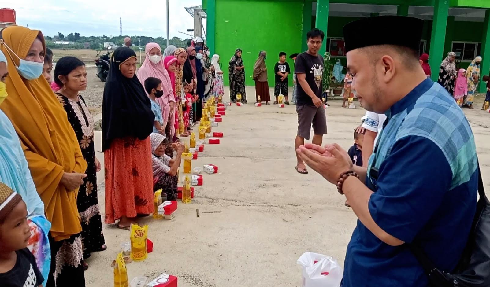 At-taubah-Peduli-dan-Jurnalis-Wajo-menyalurkan-sedekah-berupa-minyak-goreng.jpg