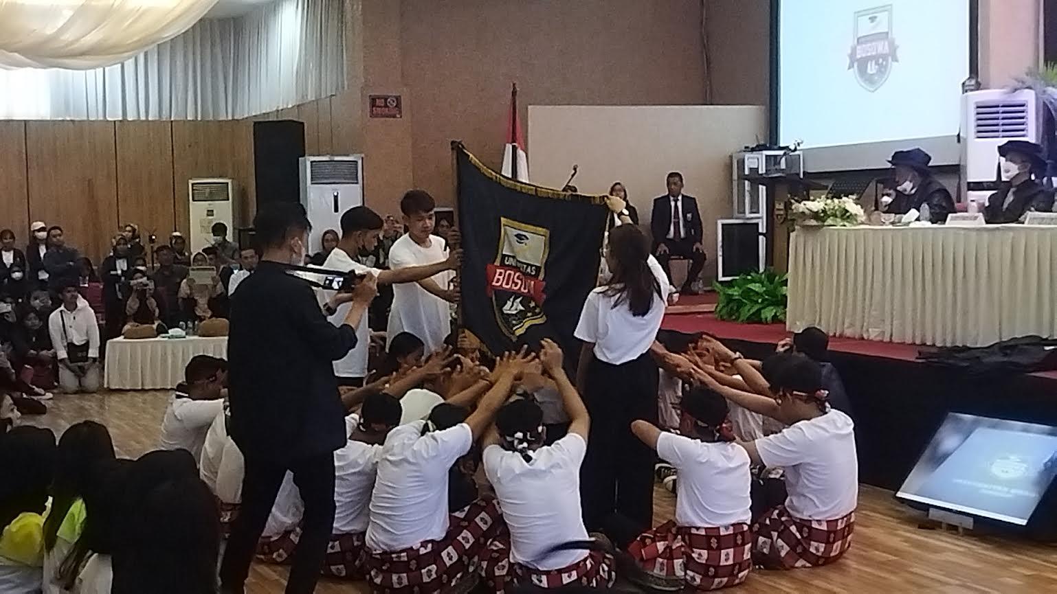 Atraksi Budaya Nusantara Sambut 1.862 Mahasiswa Baru Unibos