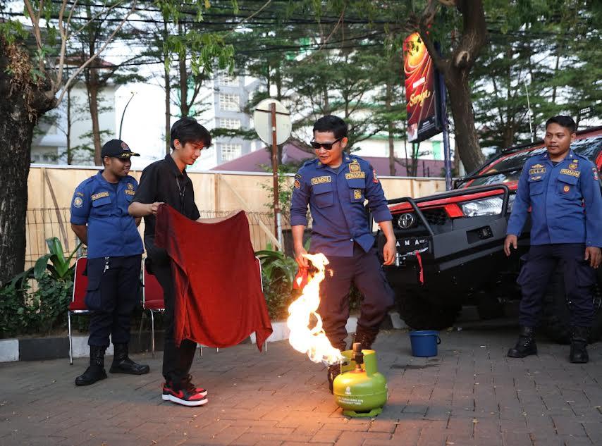 Booth Damkar Jadi Pusat Perhatian di F8 Makassar, Pengunjung Diajar Tangani Tabung Gas Bocor