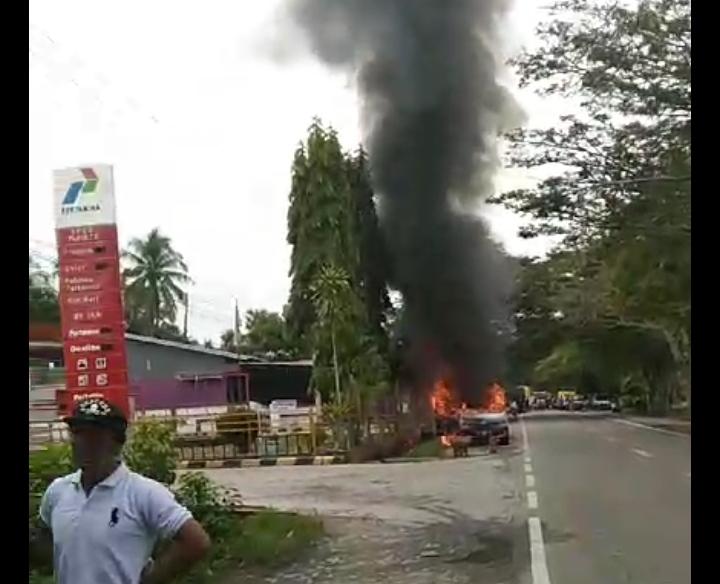 BREAKING NEWS: Mobil Avanza Terbakar saat Antre Isi BBM Depan SPBU Bone-Bone Luwu Utara