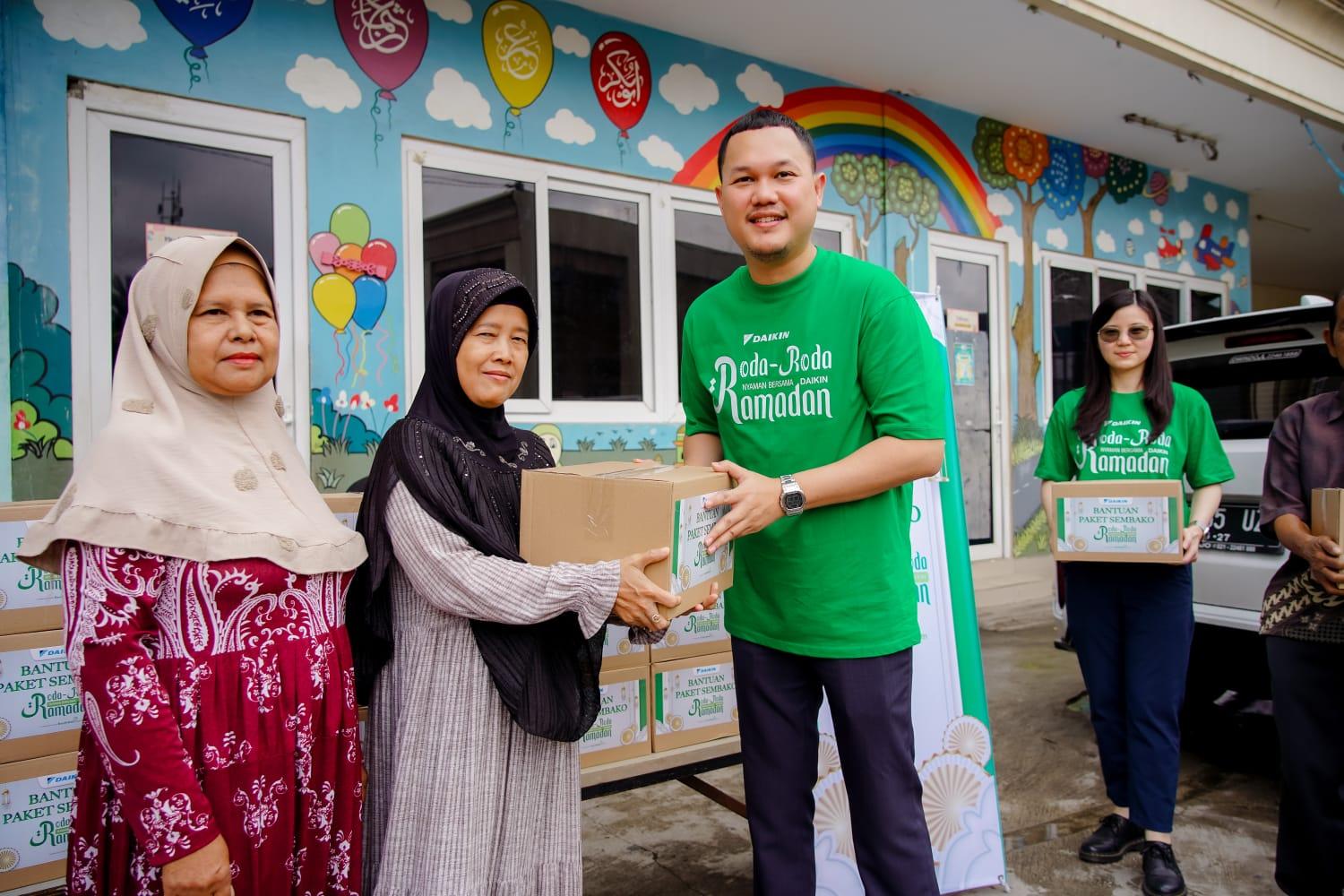 BAGI-SEMBAKO-DAIKIN-bagikan-lebih-dari-1000-paket-semba00.jpg