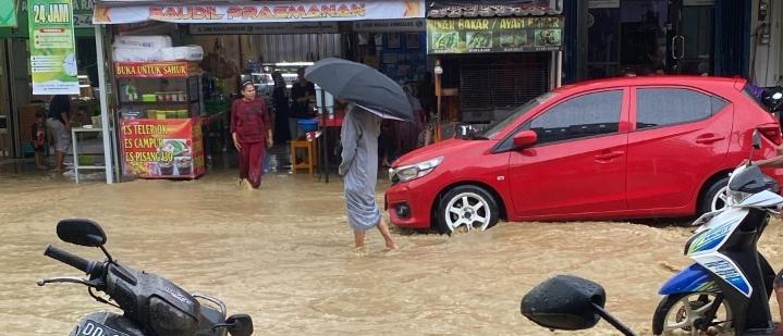 BANJIR-SENGKANG-Potret-banjir-di-Kota-Sengkang-Jl-Andi-Magga.jpg