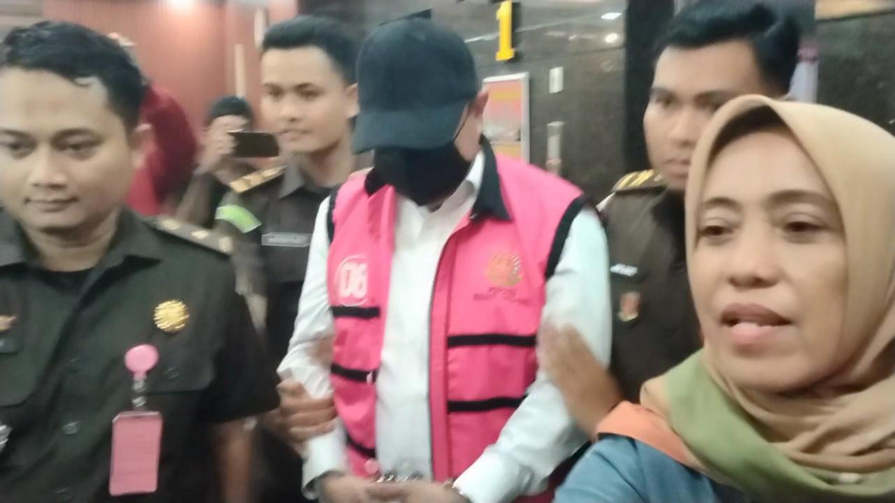 Mantan Pj Gubernur Sulsel Pakai Baju Tahanan Gegara Bibit Nanas