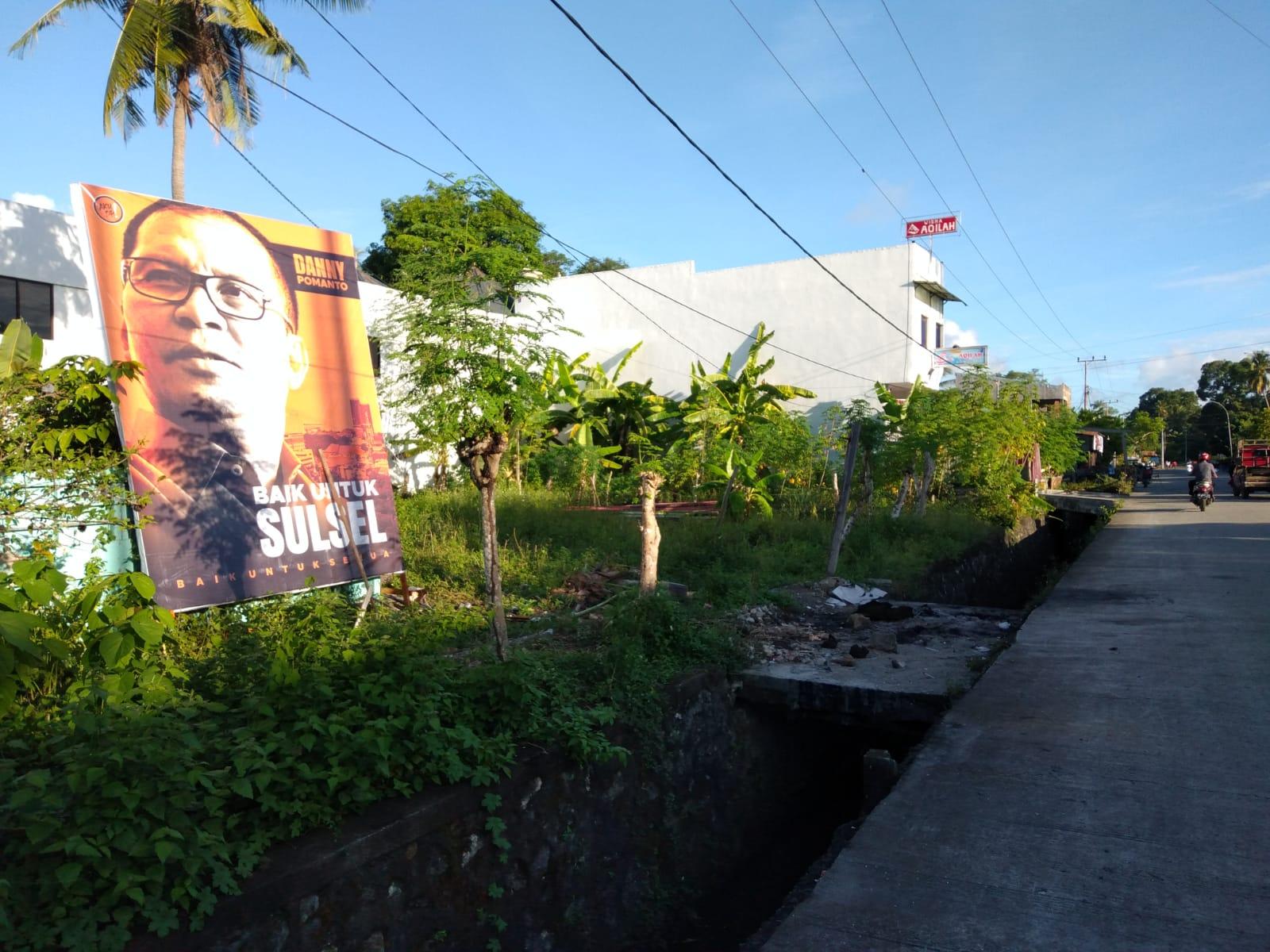Baliho-Danny-Pomanto-bertuliskan-Baik-Untuk-Sulsel-menghiasi-jalan-Selayar.jpg
