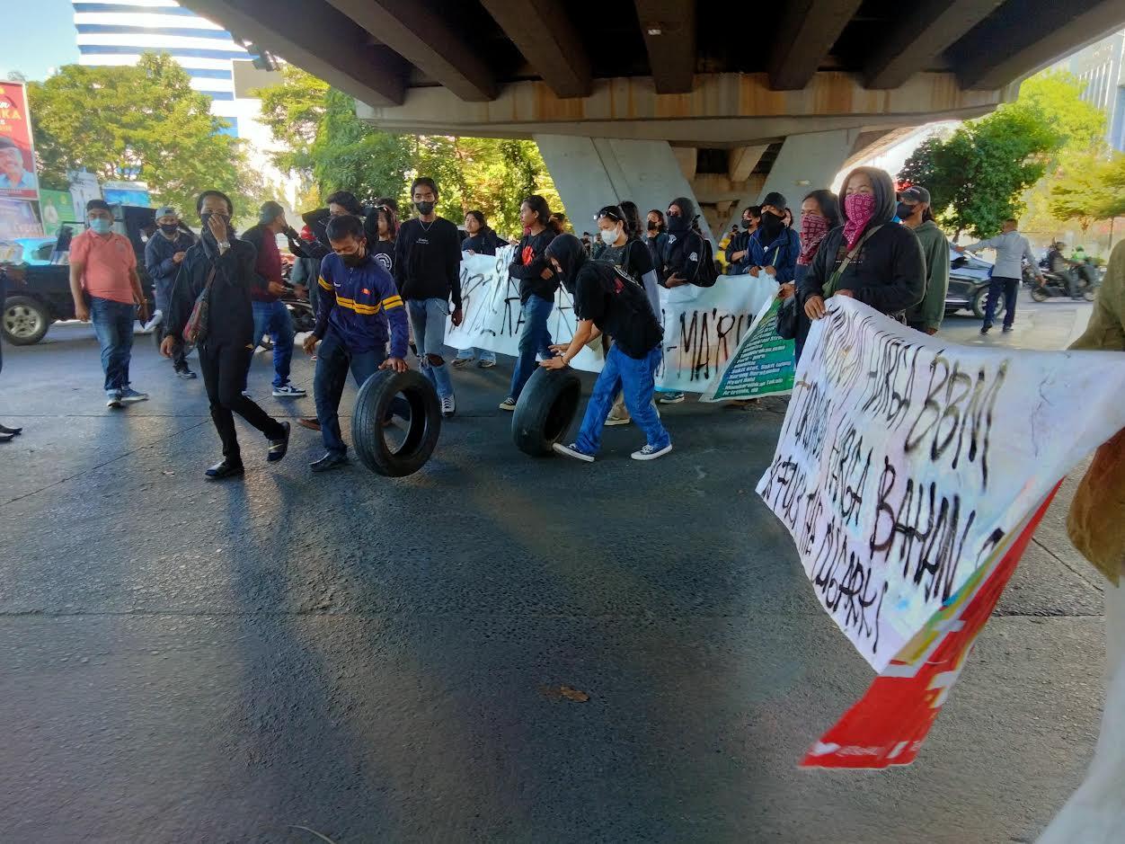 Baru-segelintir-massa-aliansi-Gondrong-Bersatu-aksi-yang-mulai-mendatangi-kawasan-Fly-Over-Makassar.jpg