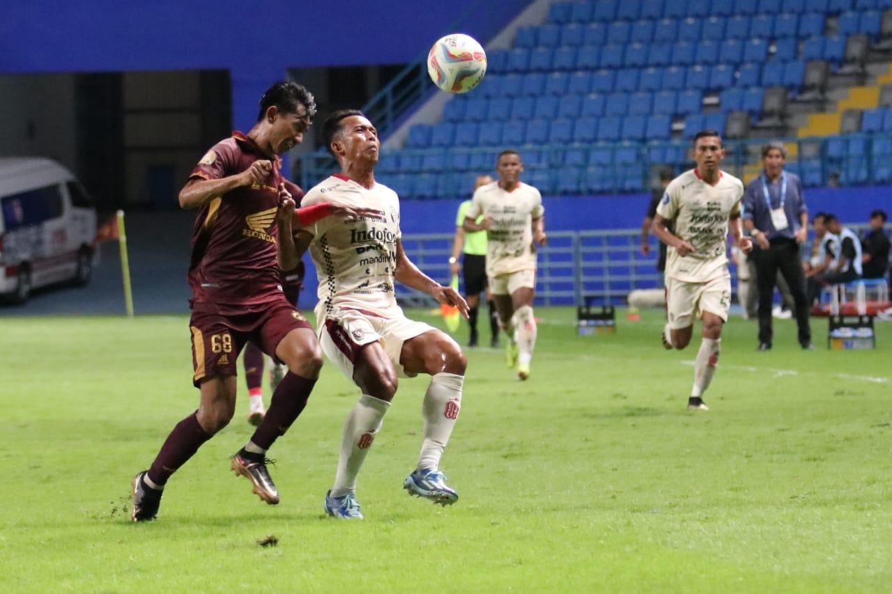 Bek-PSM-Makassar-Daffa-Salman-berduet-dengan-winger-Bali00.jpg