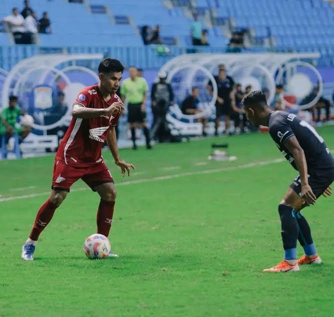Bek-PSM-Makassar-Syahrul-Lasinari-berusaha-melewati-bek-Borneo-FCk.jpg