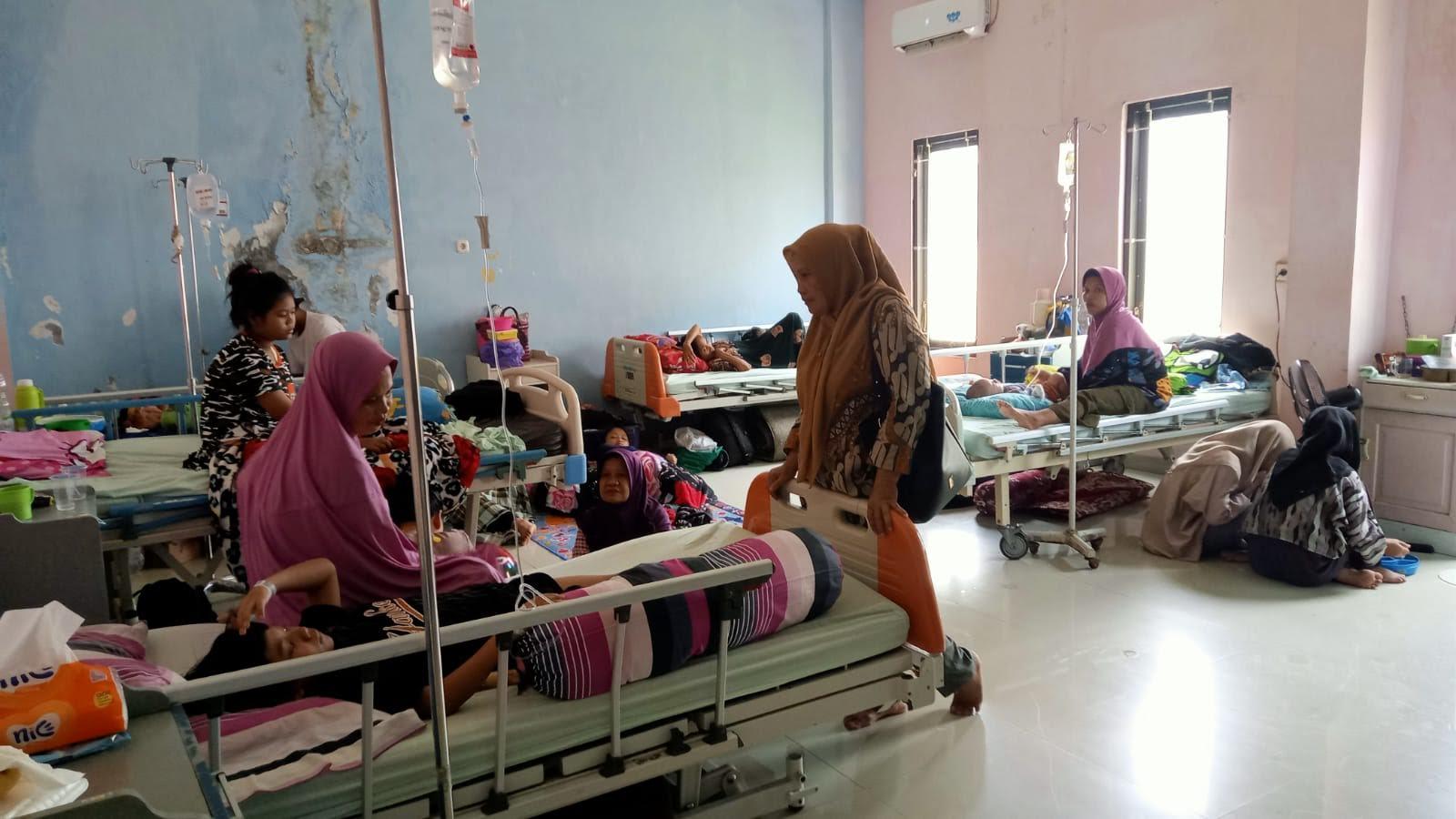 Belasan-warga-Walenrang-Utara-Luwu-dirawat-di-RSUD-Sawerigading.jpg