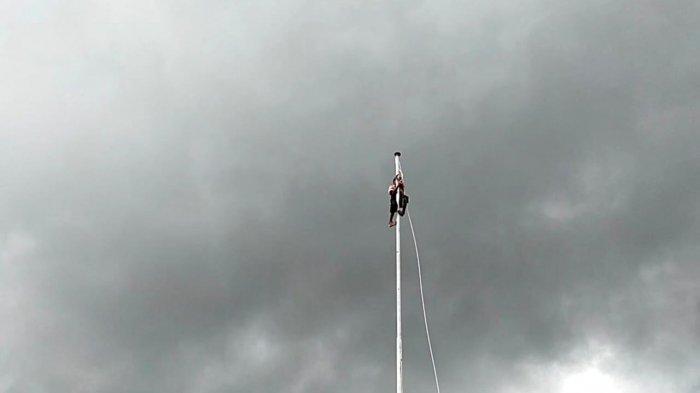 Bocah-Pemanjat-Tiang-Bendera-Yayan-Kurniawan-bb.jpg