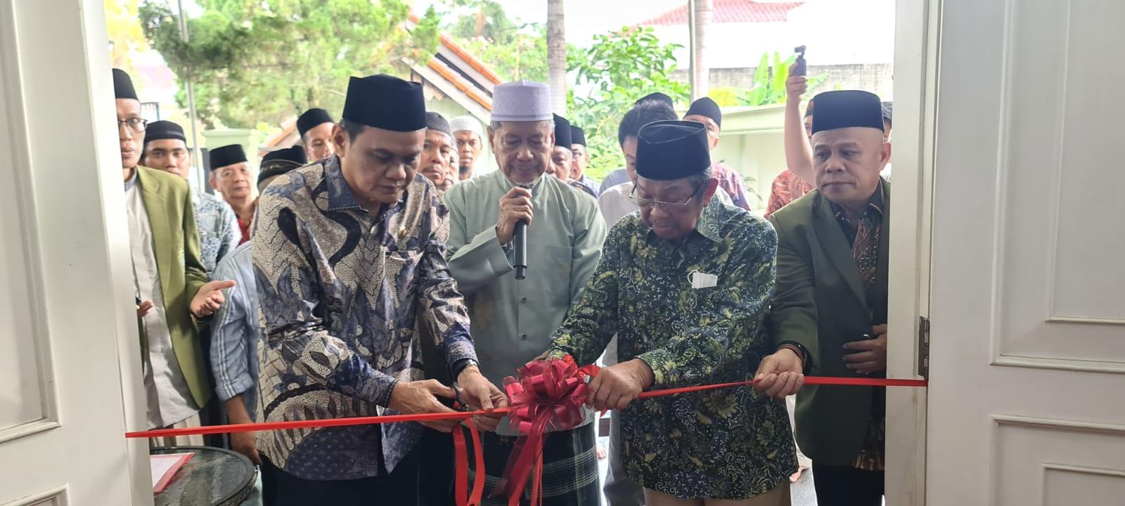 Bupati-Barru-Suardi-Saleh-bersama-Pimpinan-Ponpes-DDI-Mangkoso-Anregurutta-Prof-Faried-Wajdy.jpg