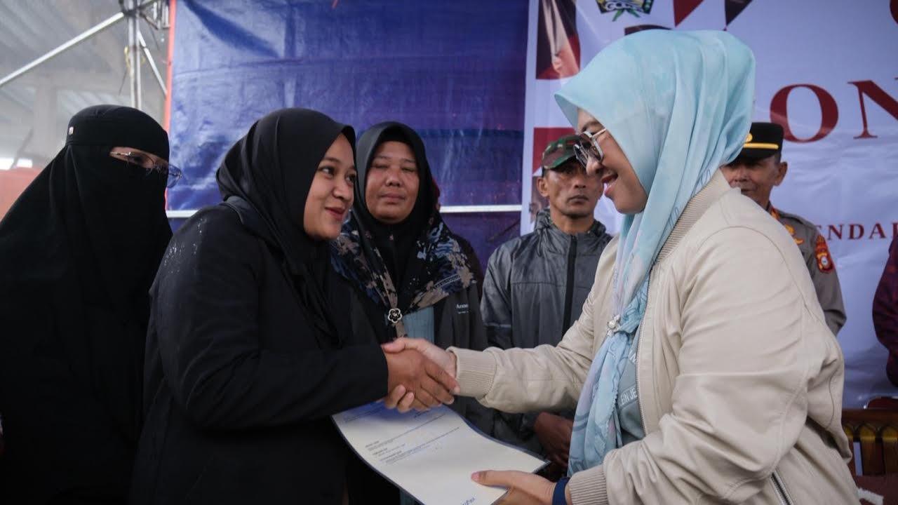 Bupati-Gowa-Husniah-Talenrang-menyerahkan-sertipikat-PTSL.jpg