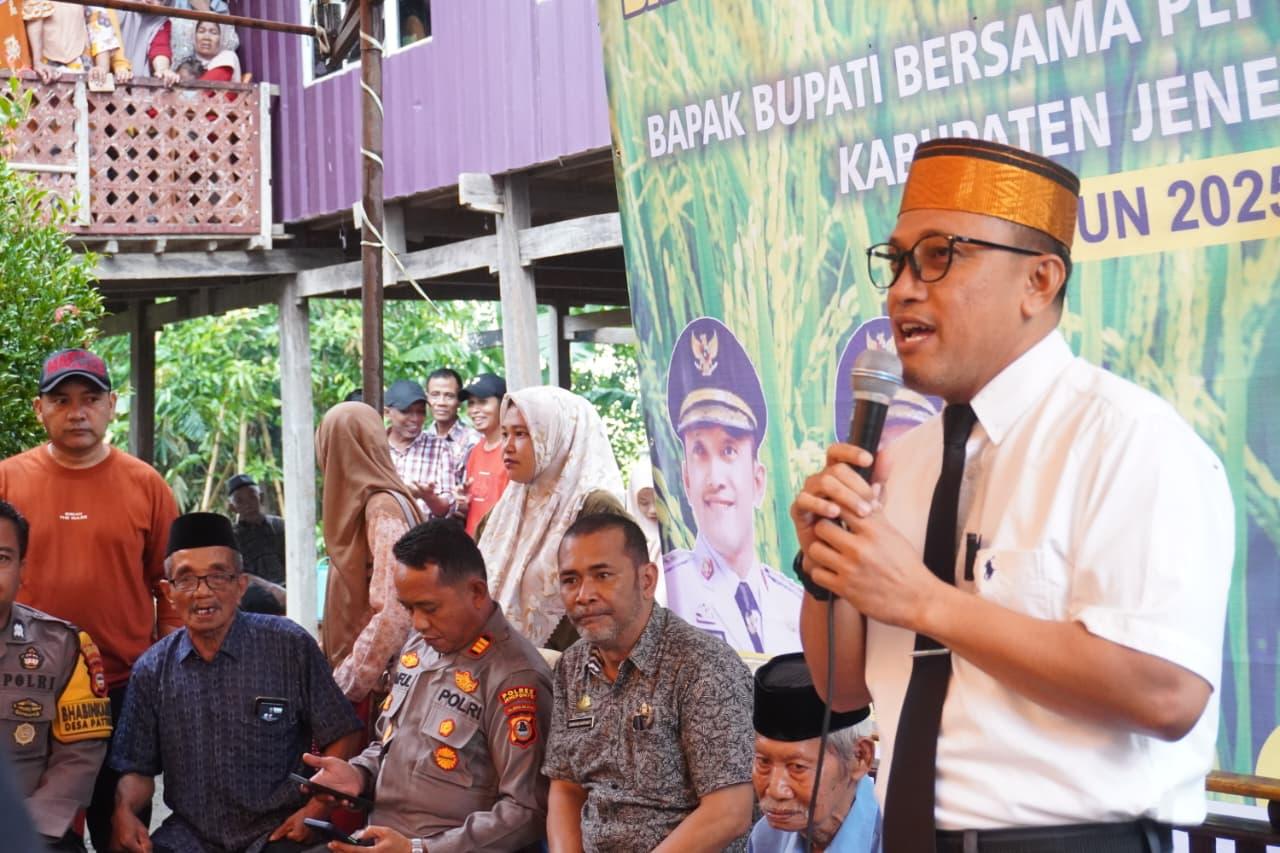 Bupati-Jeneponto-saat-menyerahkan-bantuan-benih.jpg