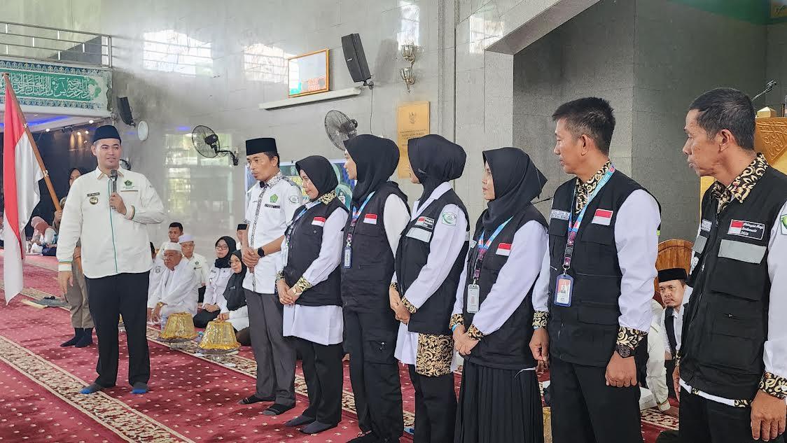 Bupati-Pangkep-Muhammad-Yusran-Lalogau-melepas-keberangkatan-JCH.jpg