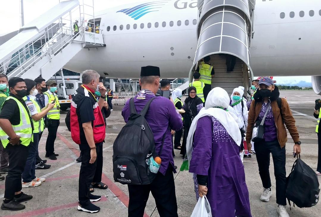 Bupati-Pinrang-Andi-Irwan-Hamid-menepati-janjinya-untuk-menjemput-langsung-jemaah-haji.jpg