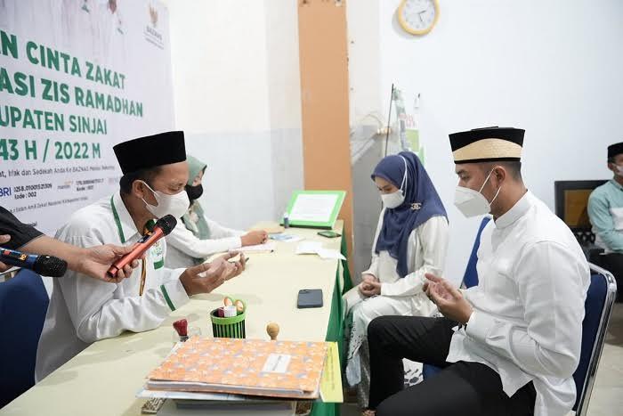 Bupati-Sinjai-Andi-Seto-sedang-menyerahkan-zakat-fitrahnya-ke-Baznas-Sinjai.jpg