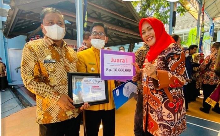 Bupati-Toraja-Utara-Yohanis-Bassang-menerima-plakat-penghargaan-juara-1-KB.jpg