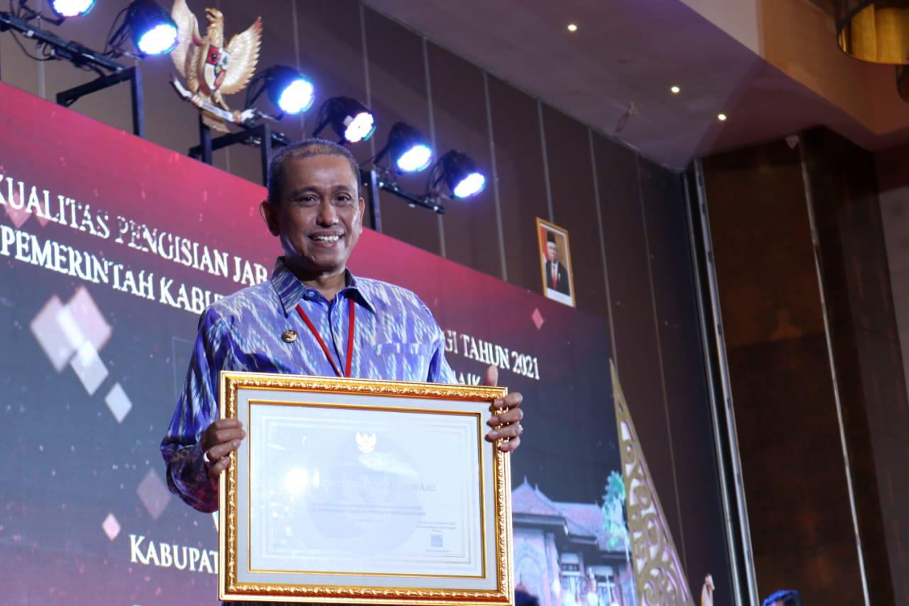 Bupati-Wajo-Amran-Mahmud-saat-mengikuti-langsung-Penganugerahan-06102022.jpg