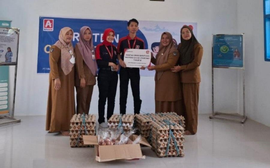 CEGAH-STUNTING-Tim-Alfamidi-menyalurkan-bantuan-telur.jpg