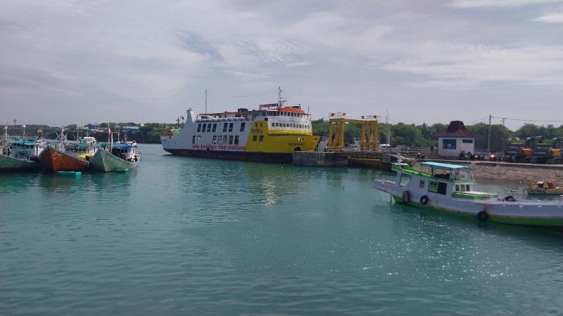 CUACA-EKSTREM-Kapal-Feri-KMP-Bontoharu-berlabuh.jpg
