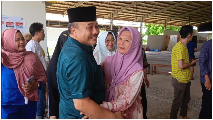 Perlakuan Warga Binamu ke Muhammad Sarif Calon Bupati Jeneponto saat Tiba di TPS