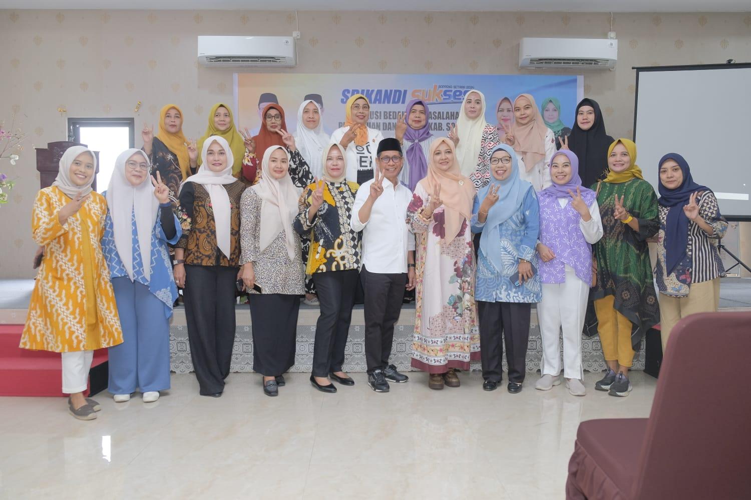 Calon-Wakil-Bupati-Soppeng-Selle-KS-Dalle-foto-bareng-dengan-Srikandi-Perempuan-Sukses.jpg