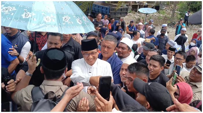 Calon-presiden-nomor-urut-01-Anies-Baswedan-saat-safari-politik-di-Mangkoso.jpg