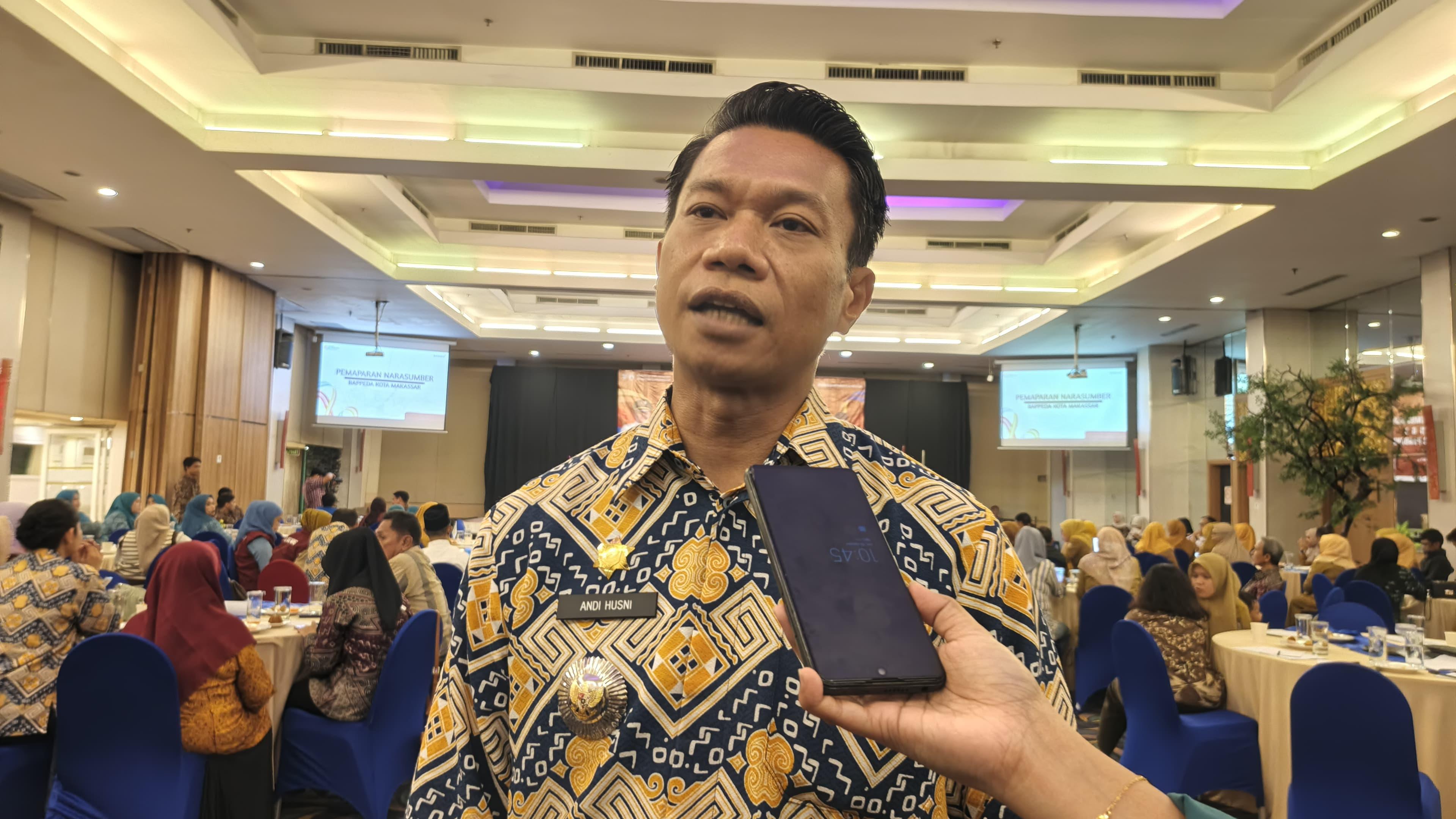 Camat-Ujung-Pandang-Andi-Husni-diwawancarai-disela-acara-musrenbang.jpg