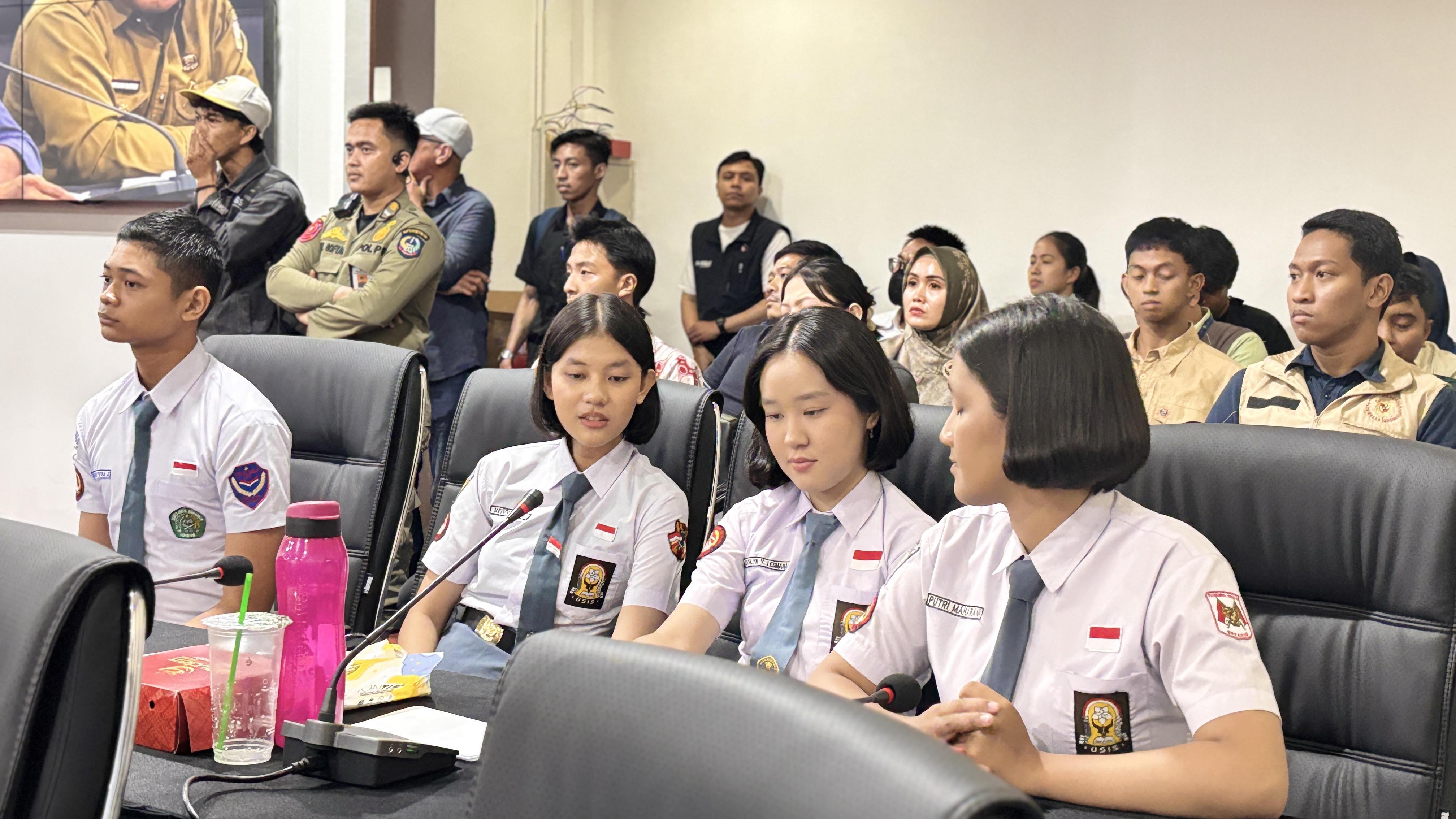 Cathlyn-Yvaine-Lesmana-kedua-dari-kanan-1.jpg