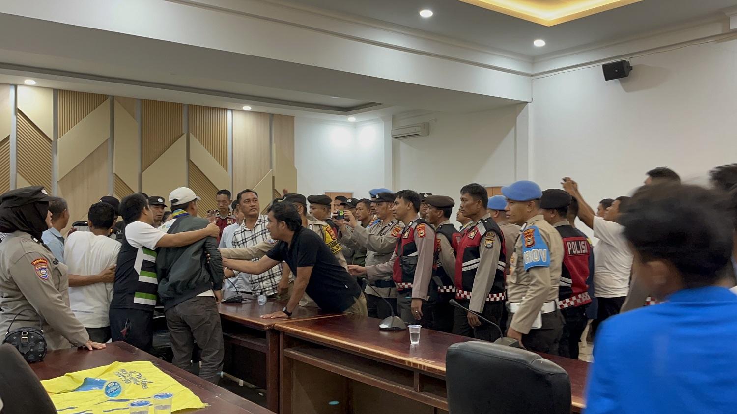 BREAKING NEWS: Demo PMII Palopo di Kantor DPRD Berujung Ricuh