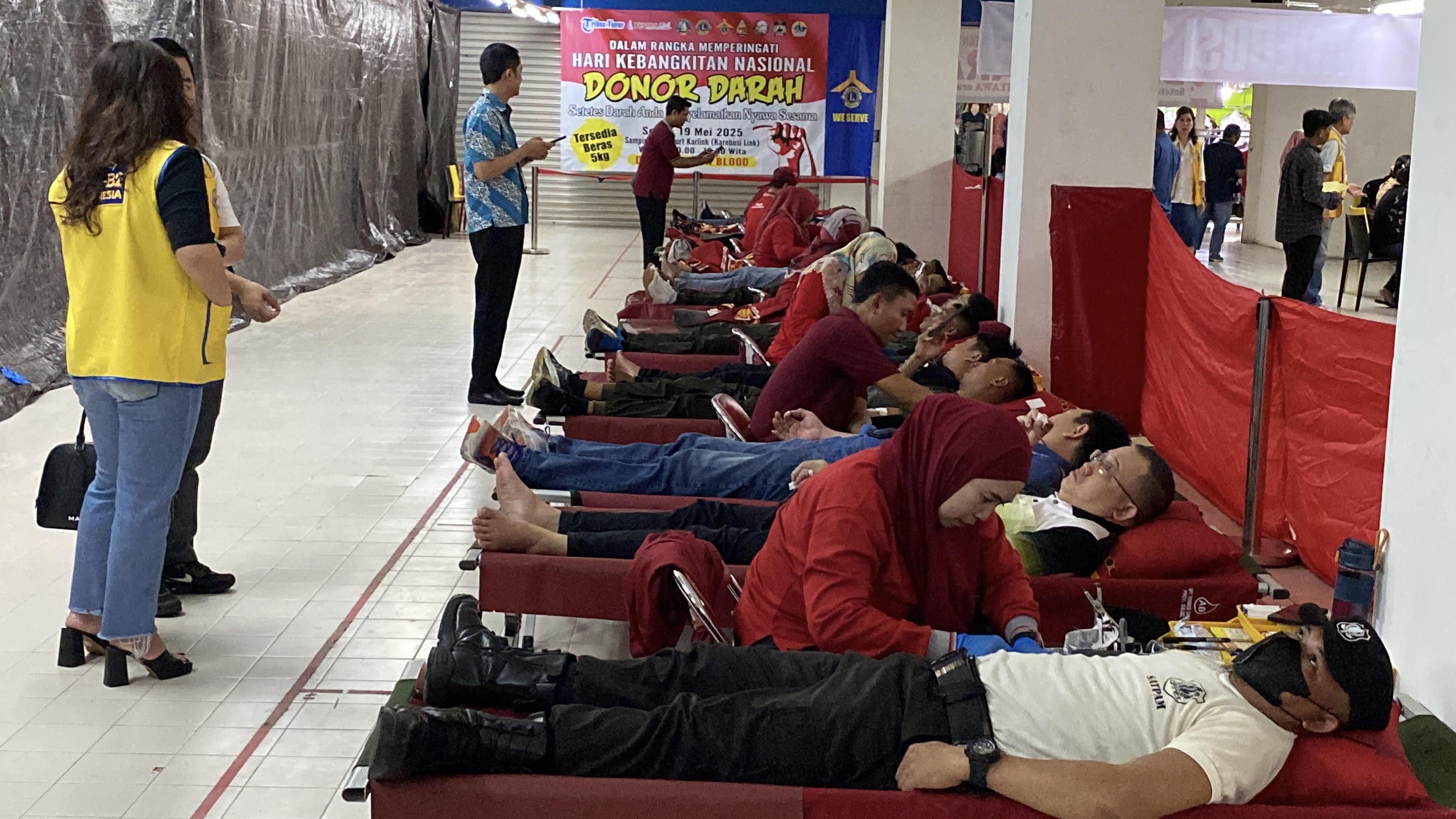 DONOR-DARAH-Antusias-warga-Makassar-mengikuti-donor-darah-di-samping-Foodcourt.jpg