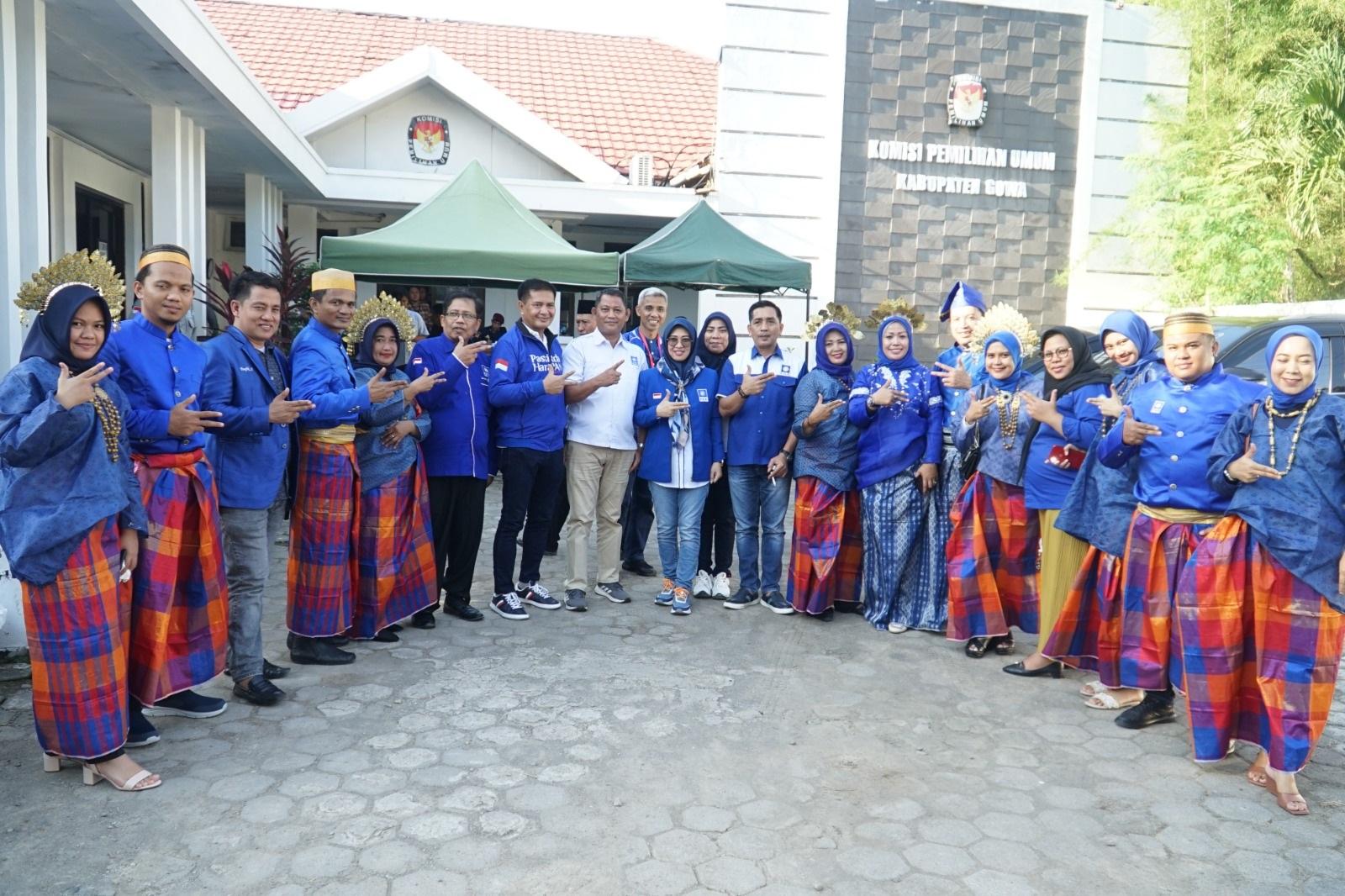 Pakai Baju Adat dan Naik Bentor, PAN Gowa Daftarkan Bacaleg ke KPU