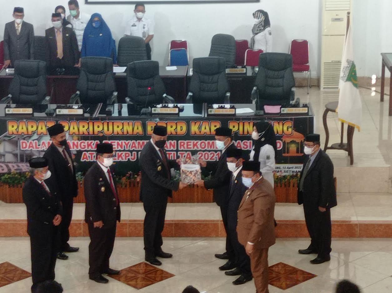 DPRD-Pinrang-menyerahkan-rekomendasi-atas-Laporan-Keterangan-Pertanggungjawaban-LKPJ.jpg