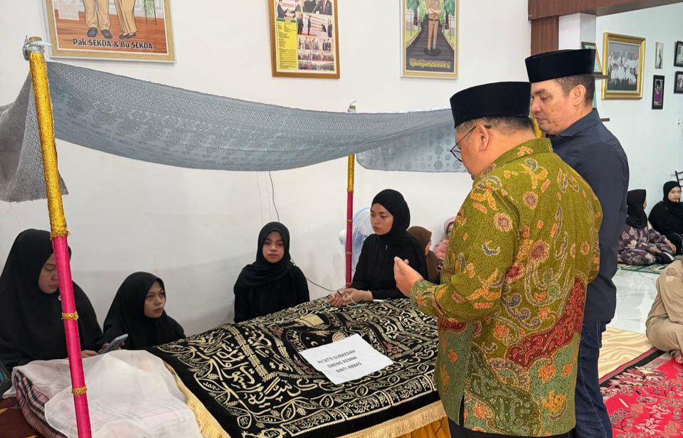 Daeng-Manye-melayat-ke-Rumah-Duka-Ibunda-Sekda-Takalar.jpg