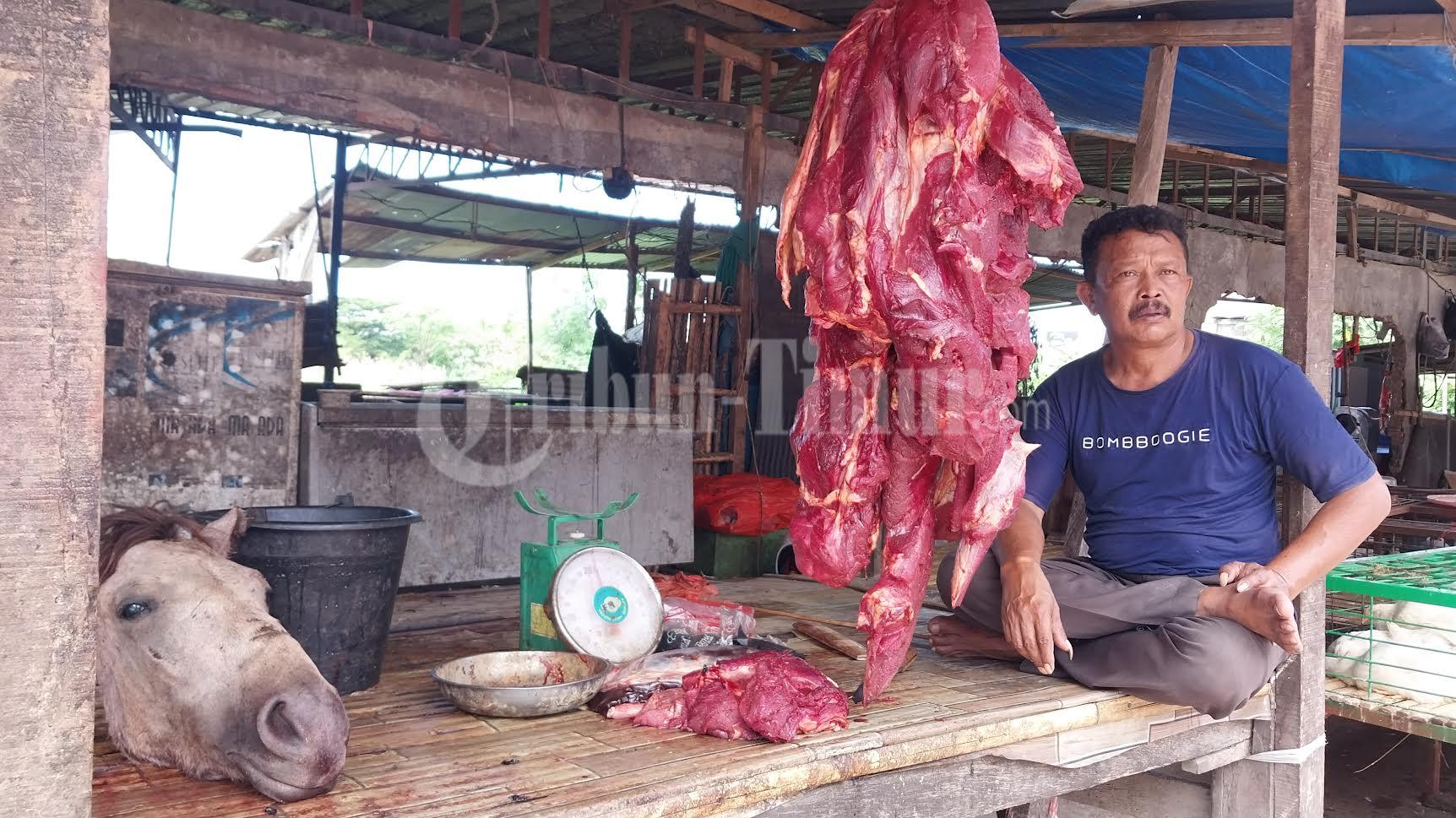 Daeng-Sitaba-60-Pedagang-daging-kuda-di-Pasar-Induk-Karisa-Kecamatan-Binamu-Kabupaten-Jeneponto.jpg