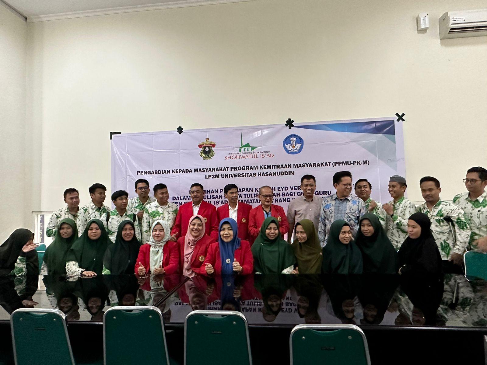 Guru Ponpes Shohwatul Isad Pangkep Dilatih Menulis Karta Ilmiah dari Dosen FIB Unhas