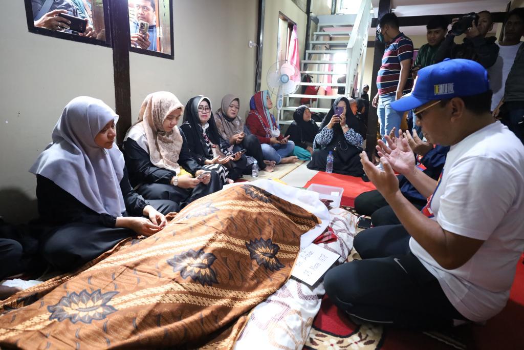 Danny-Pomanto-saat-melayat-ke-rumah-duka-mangan-Kasatpol-PP-Iqbal-Asnan-2022.jpg