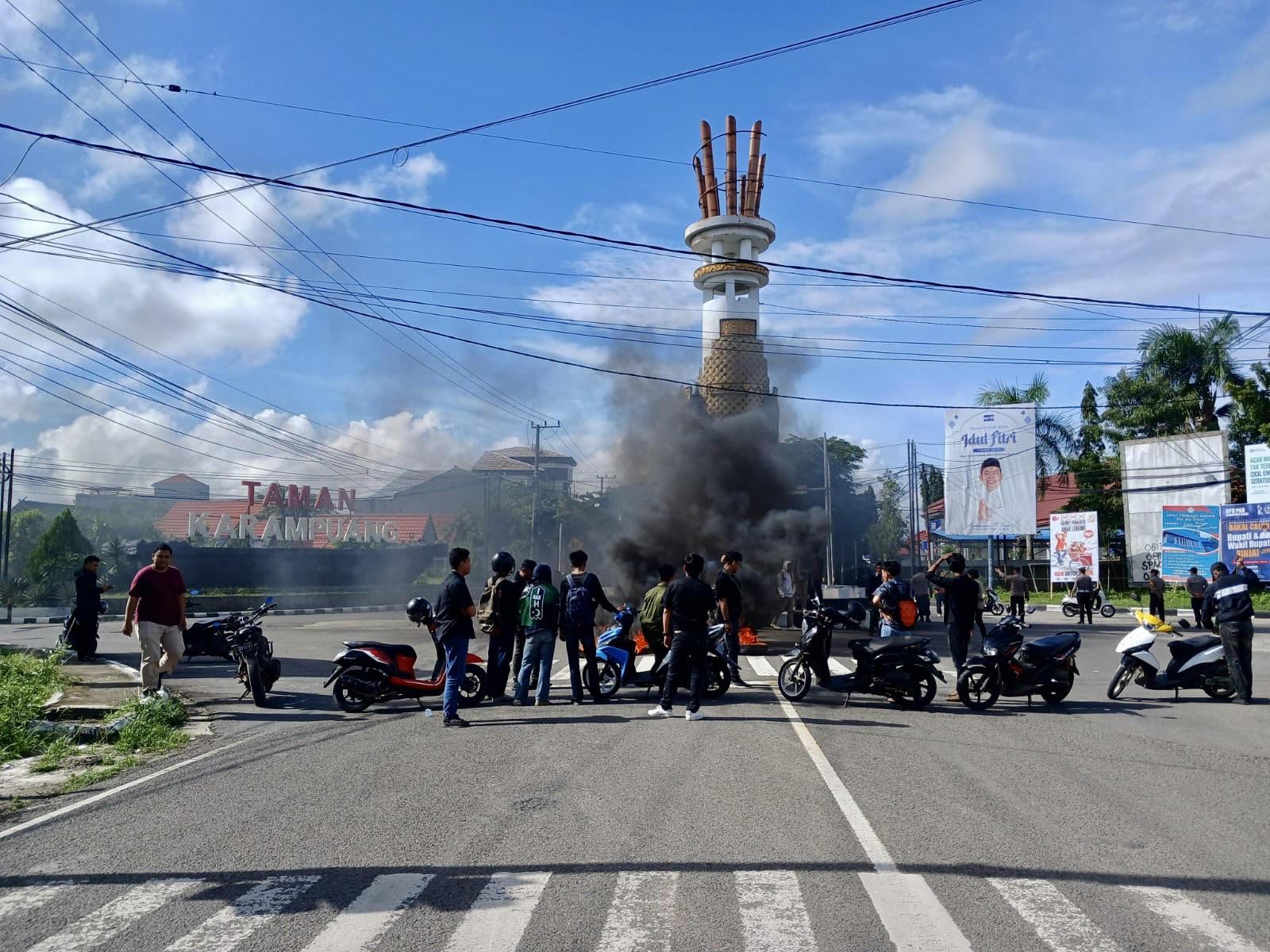 BREAKING NEWS: Akbar Idris Divonis 18 Bulan Penjara, HMI Blokade Jalan di Tugu Bambu Sinjai Sulsel