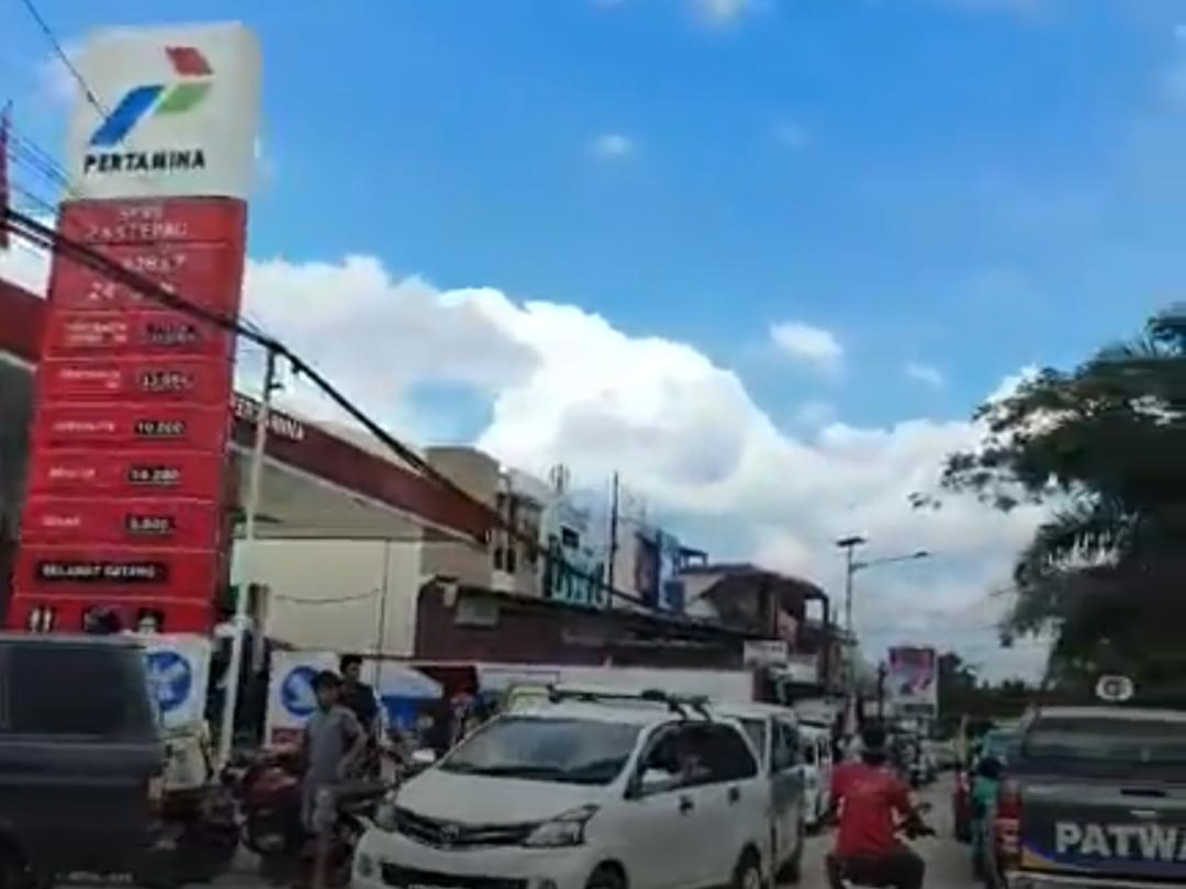 Kepala Dishub Pakai Pengeras Suara Tertibkan Kendaraan yang Antre BBM - Tribun-timur.com