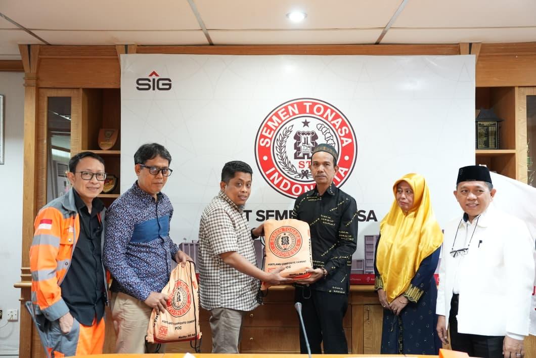 Direktur-Utama-PT-Semen-Tonasa-Anis-melepas-11-JCH.jpg