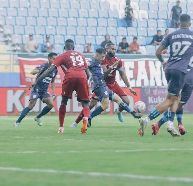 makassar/Duel-bek-PSM-Makassar-Yuran-Fernandes-dengan-penyerang-Borneo-FCjiii.jpg