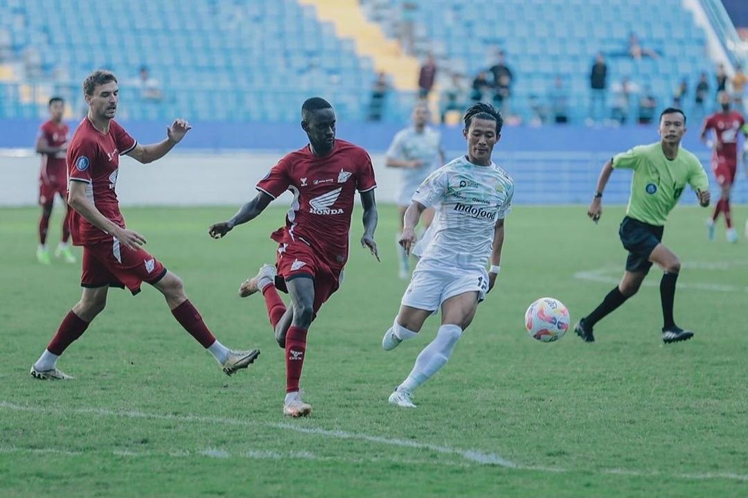 Duel-pemain-PSM-Makassar-Latyr-Fall-dengan-pemain-Persib-Bandung122.jpg