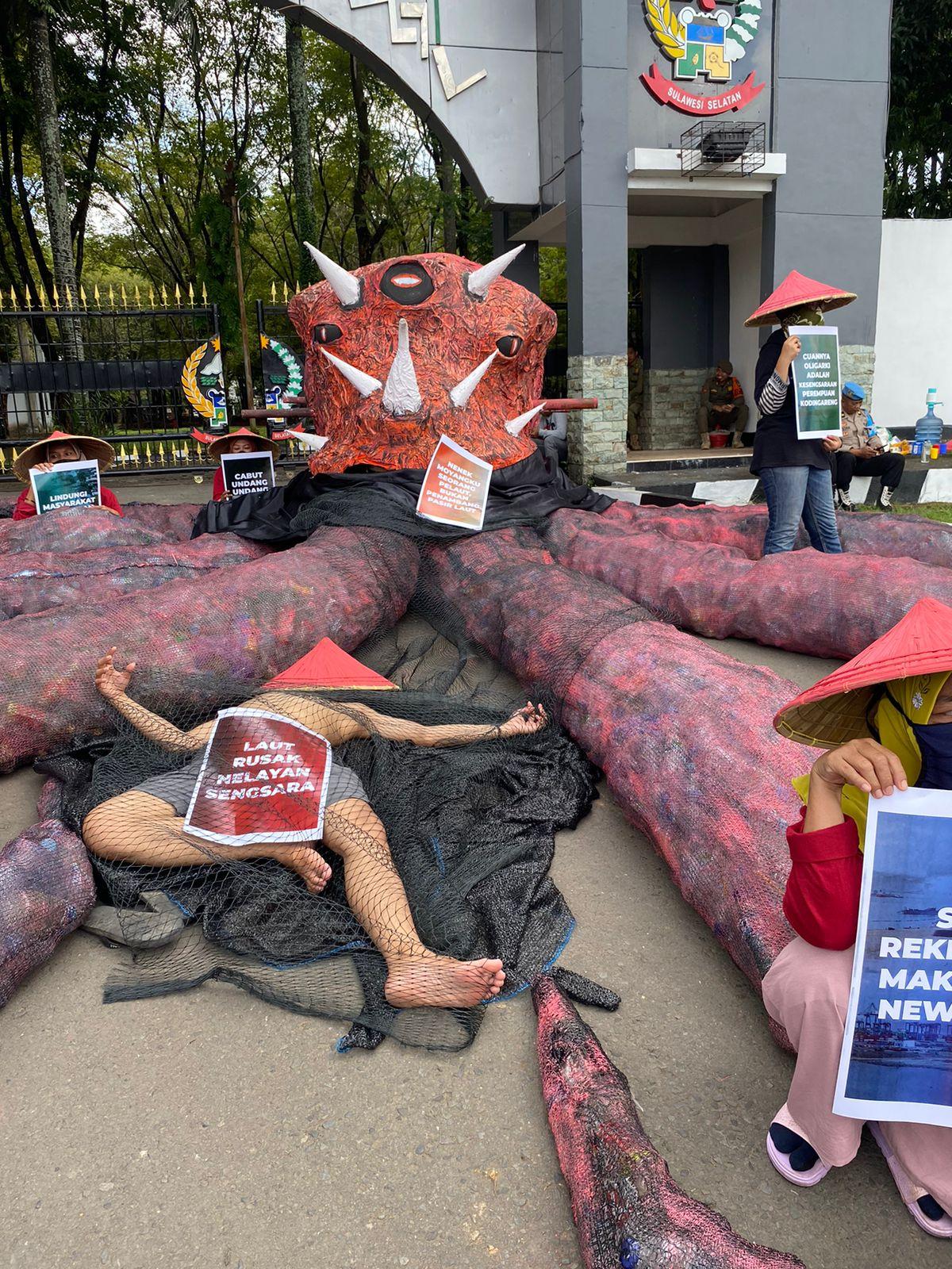 Emak-emak Pulau Kodingareng Bawa Gurita Raksasa ke Kantor Gubernur