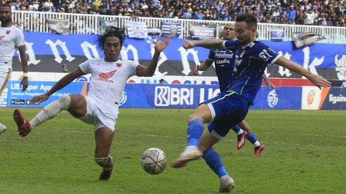Erwin-Gutawa-memblok-tendangan-Marc-Klok-pada-laga-Persib-Bandung-vs-PSM-tt.jpg
