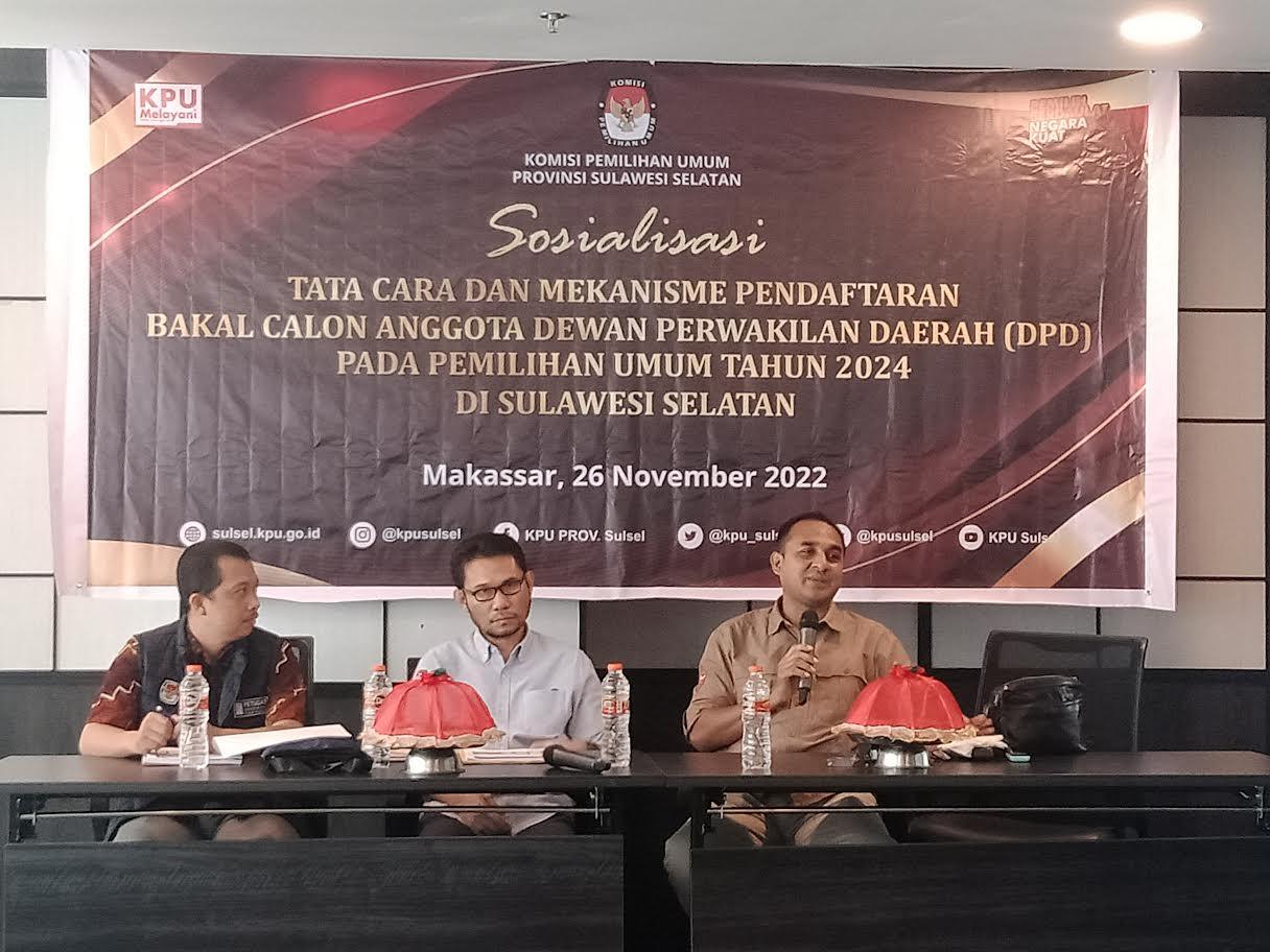Faisal-Amir-kanan-bersama-Divisi-Teknis-Penyelenggaraan-KPU-Sulsel-M-Asram-Jaya.jpg