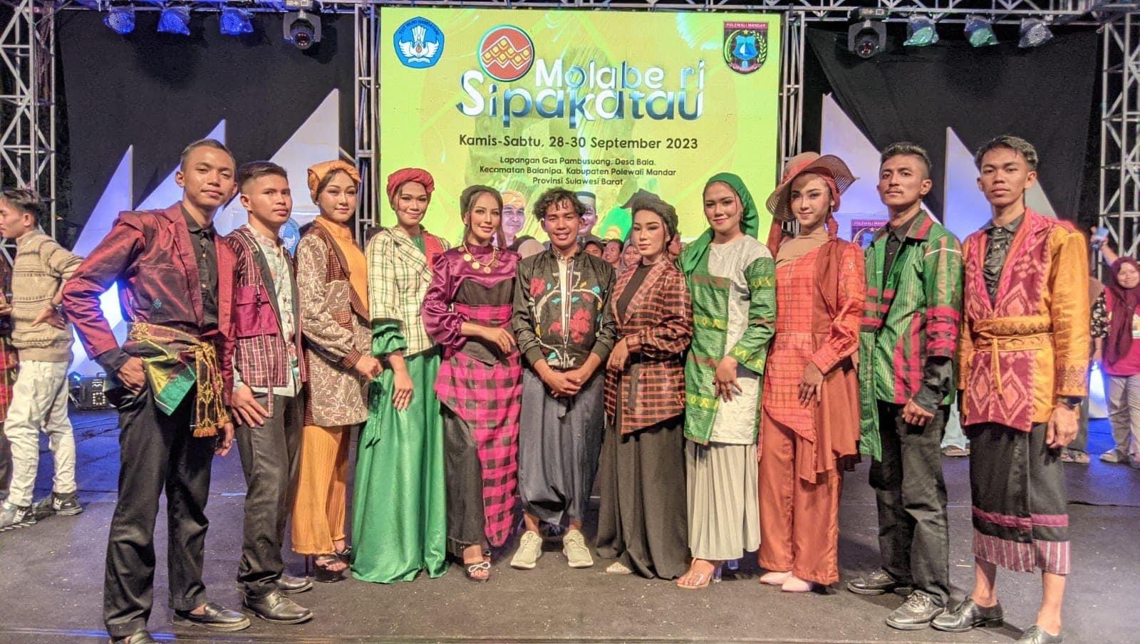 Melangkah dari Tradisi ke Catwalk, Keindahan dan Inovasi Sarung Sutra Mandar Mengubah Warisan Budaya