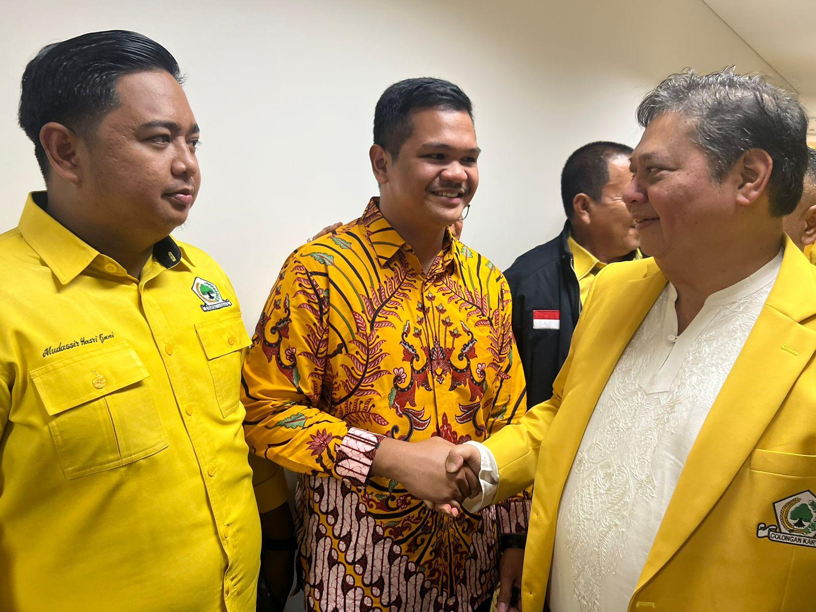 Fathul-Fauzy-Nurdin-bersalaman-mantan-Ketua-Umum-Golkar-Airlangga-34443.jpg