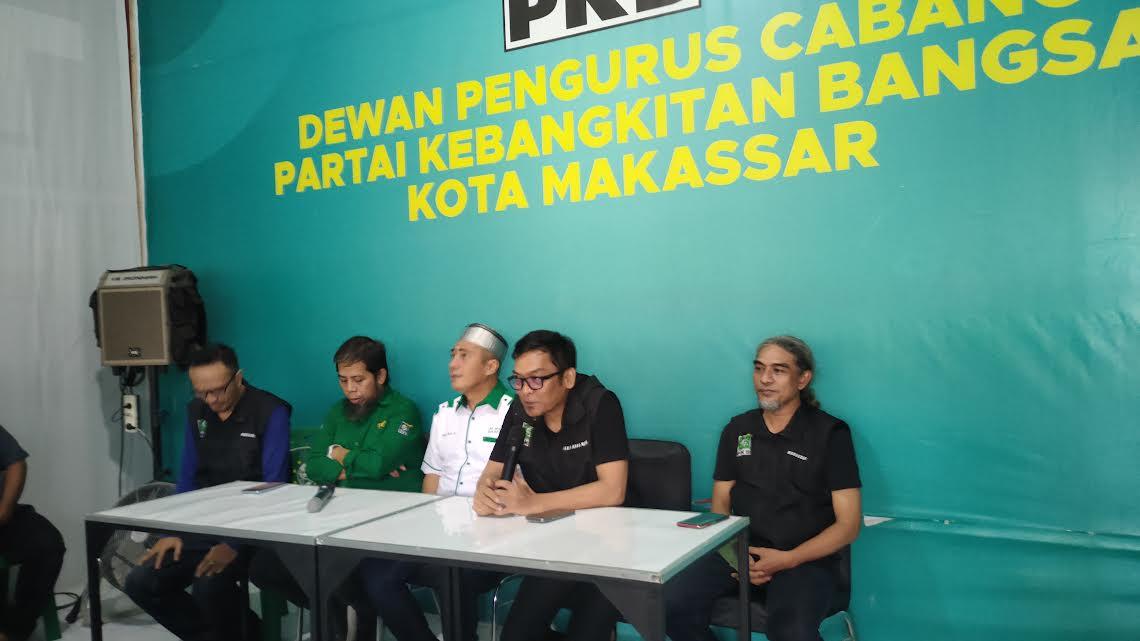 Fauzi-Andi-Wawo-kedua-dari-kanan-saat-menjelaskan-perolehan-suara-PKB.jpg